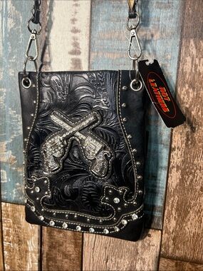 Hot Leathers black Gun purse with chain strap